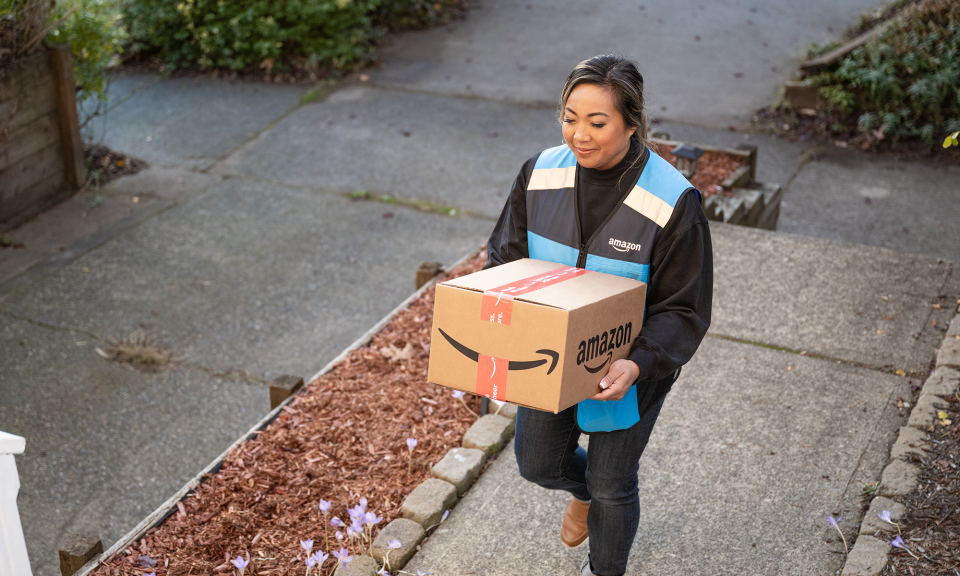 amazon flex driver delivering package to door step (1)