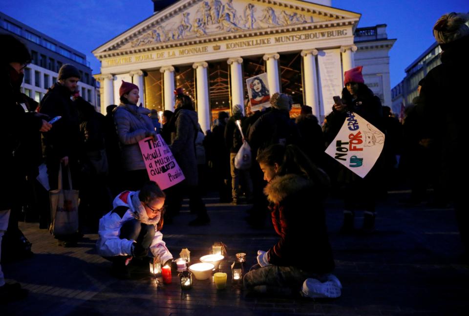 <p>Velas e imágenes de tristeza en las concentraciones contra Trump celebradas en Bruselas, Bélgica. REUTERS/Francois Lenoir </p>