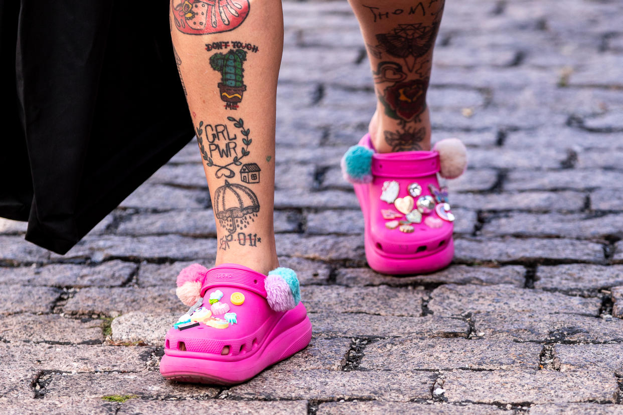 Crocs sind mittlerweile in den höchsten Fashion-Kreisen angekommen. Mit passenden Accessoires kann man sie individuell gestalten. Warum also nicht mit Scheinwerfern? (Symbolfoto: Getty Images) 