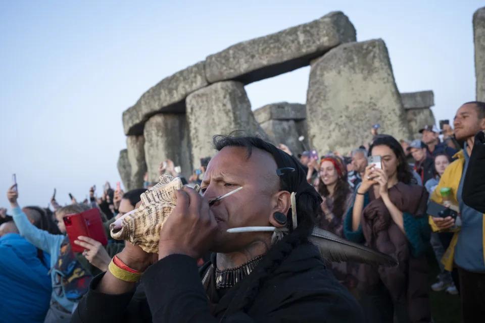 <p>Los participantes pasaron las horas anteriores cantando, tocando instrumentos y bailando desde el martes por la noche hasta el miércoles en la mañana dentro del perímetro del histórico círculo de piedra. (Photo by Richard Baker / In Pictures via Getty Images)</p> 