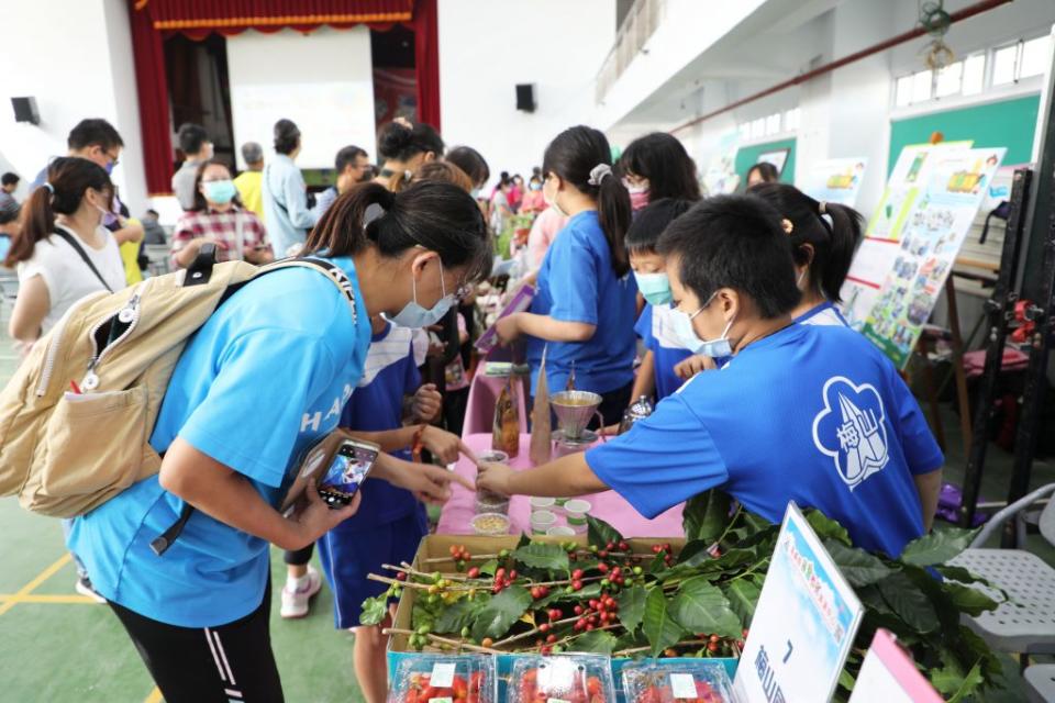 嘉義縣舉辦今年度「感恩土地感謝農民謝謝食物」食農教育博覽會。（記者張翔攝）