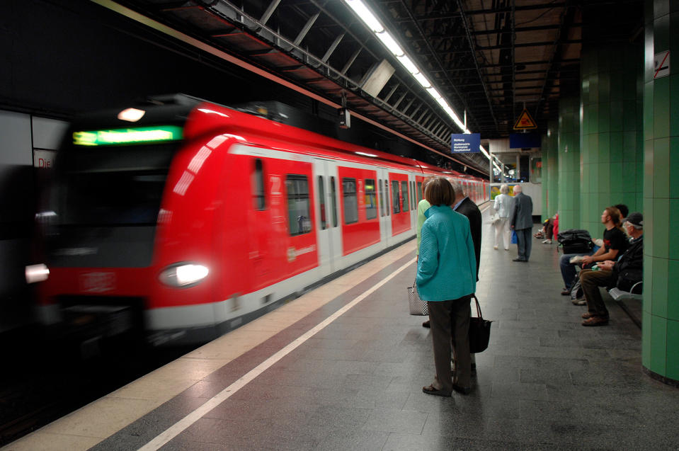 Wer mit den öffentlichen Verkehrsmitteln unterwegs ist, muss oft mit Verspätungen rechnen. (Symbolbild: ddp images/Sven Simon)