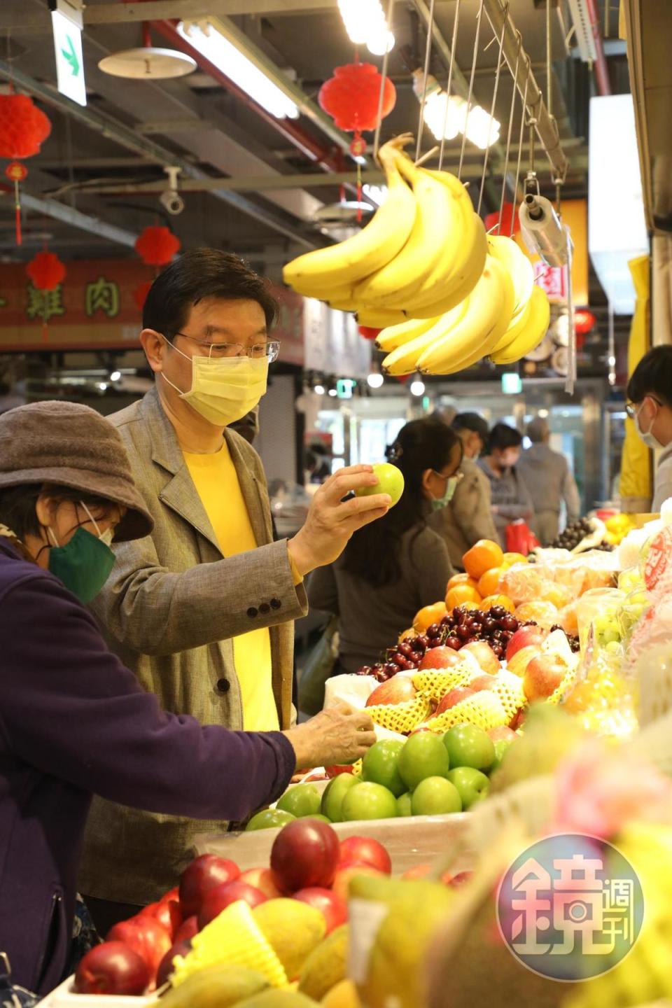 「佳新水果店」是裴偉的水果供應商，老闆選物的眼光精準，挑的都是好貨。