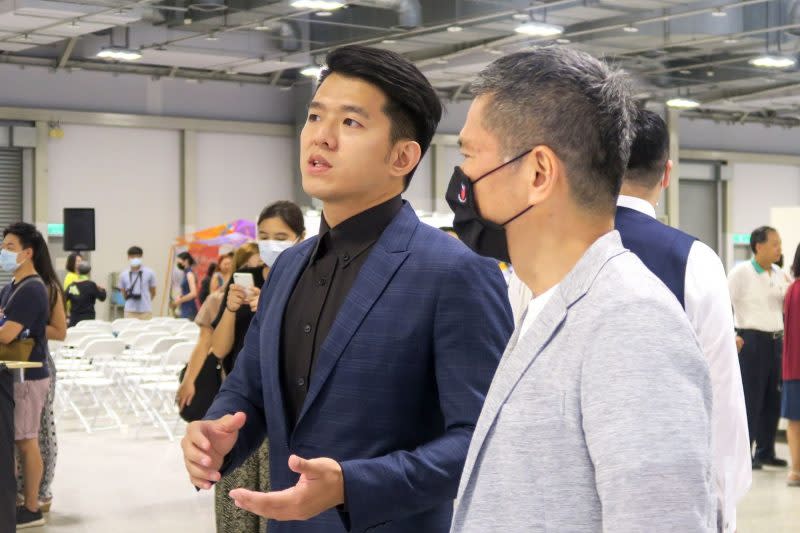 視盟理事長吳尚邕（左）向文化部長李永得介紹今年展覽內容。（文化部提供）