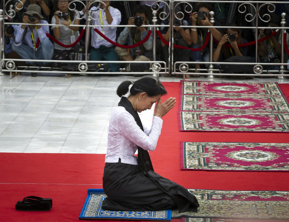 <p>Die Außenministerin von Myanmar und Friedensnobelpreisträgerin Aung San Suu Kyi betet während des Märtyrer-Tages am Grab ihres Vaters. (Bild: Thein Zaw/AP/dpa) </p>