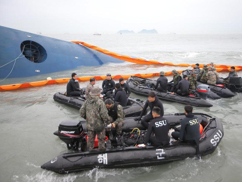 Spezialisten der südkoreanischen Marine am Schauplatz der Katastrophe. Foto: Yonhap