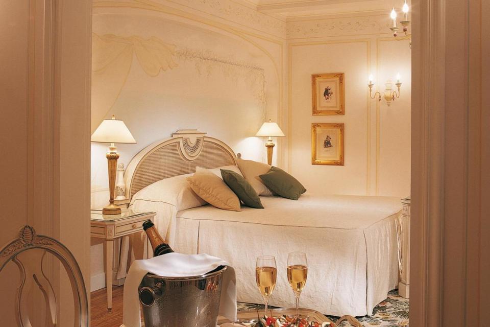 A chic bedroom at Hotel Splendido