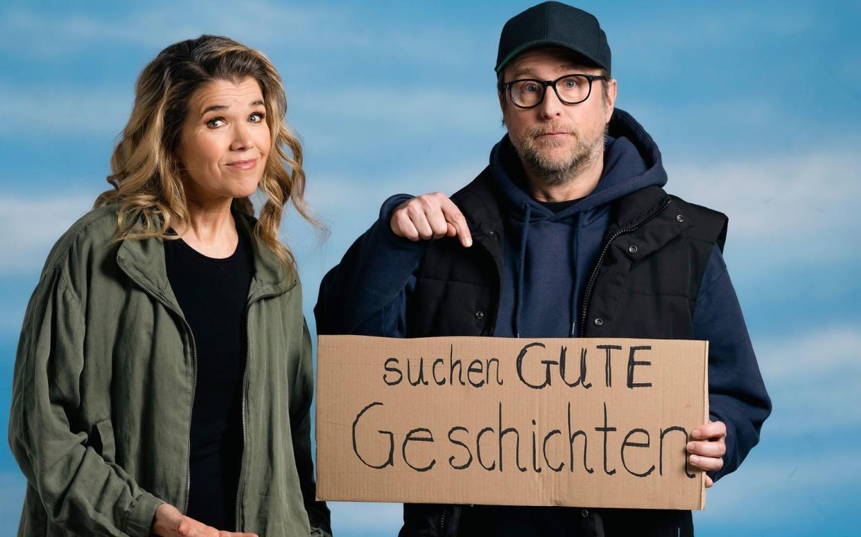 Anke Engelke und Bjarne Mädel führen durch die sechsteilige Mediatheken-Doku "Wir können auch anders", die auch als Film (Montag, 20.3., 23.35 Uhr) im Ersten läuft. Der Ansatz des Promi-Duos: Nicht den Finger in ohnehin schon tiefe Wunden legen, sondern zeigen, wie man Dinge besser machen kann. (Bild: SWR/Florida Film/2Pilots/Claudia Burger)