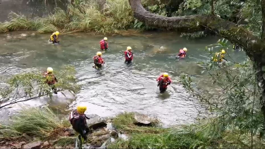 新北市虎豹潭落水意外，仍有2位女童失蹤，新北警消人員擴大搜救，希望能在黃金72小時的最後時間找到2人。   圖：林昀真/翻攝