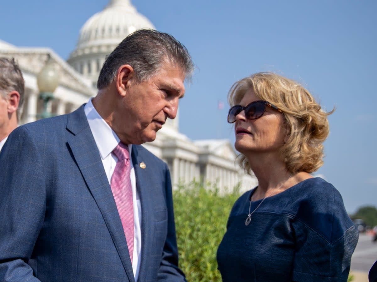 Joe Manchin and Lisa Murkowski (EPA-EFE)