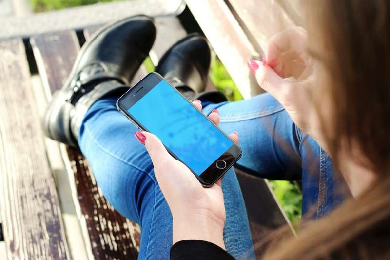 挽救兒童手機成癮，法國新法規定，幼兒園到國中學生全面禁止在校使用手機。(JESHOOTScom@pixabay)