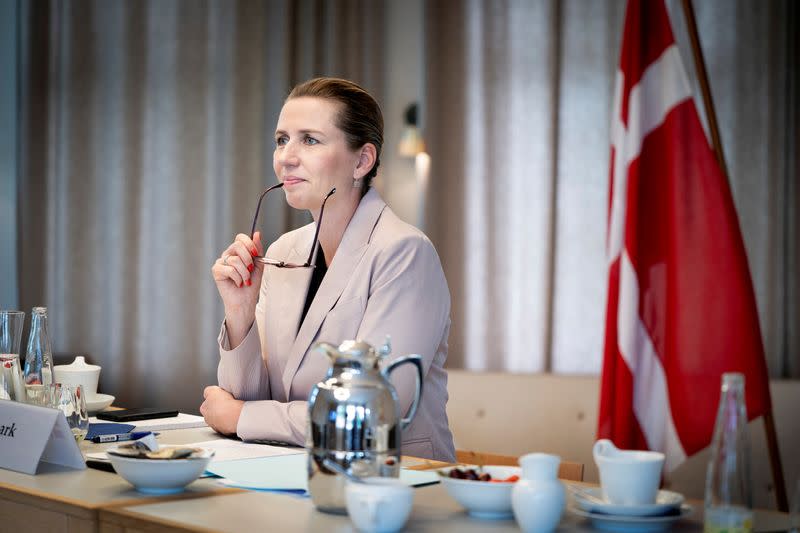 La primera ministra danesa Mette Frederiksen participa en una reunión virtual con los líderes de la UE para discutir el presupuesto y el fondo de recuperación del bloque, en Marienborg al norte de Copenhague