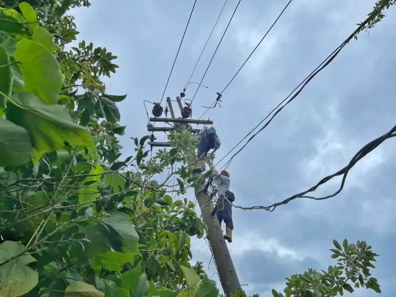 ▲高雄地區曾經停電戶數11,993戶，主要停電區域集中在彌陀、楠梓、鼓山、林園等地區，台電力拚今（5）日完成全數復電。（圖／台電提供）