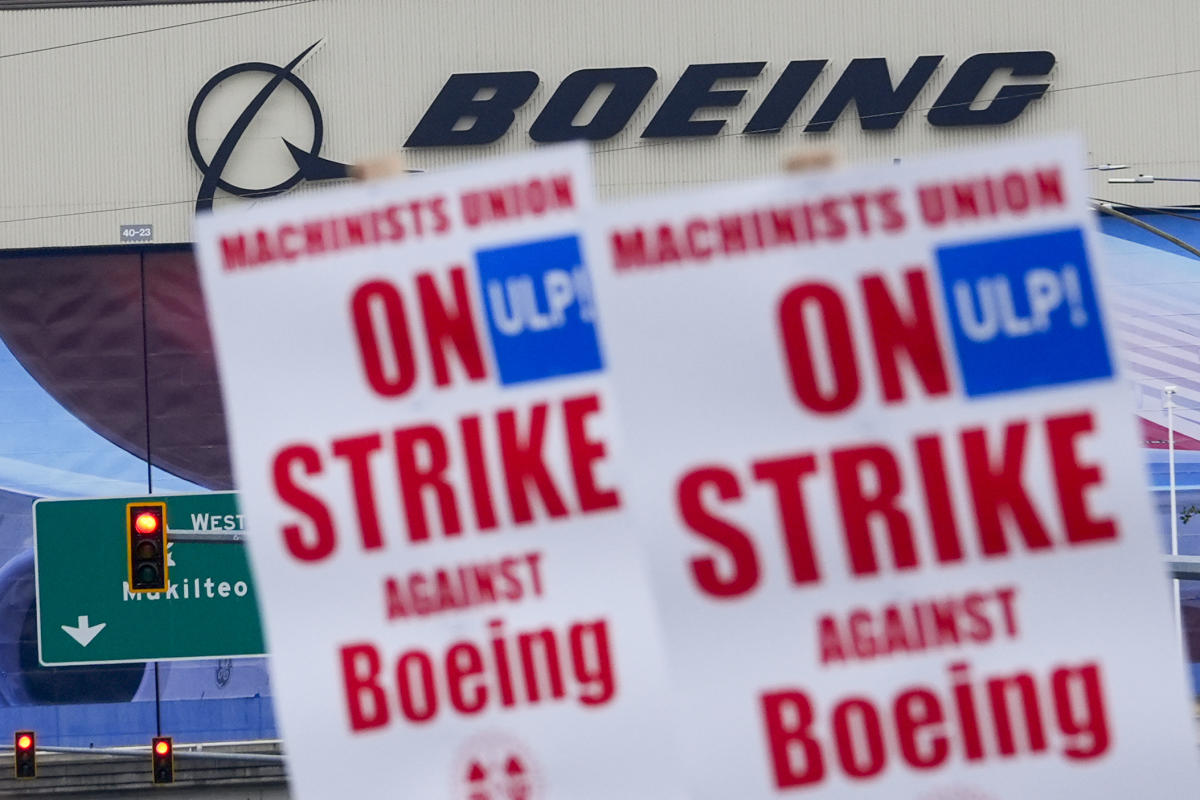 El director ejecutivo de Boeing dice que la compañía despedirá pronto a sus empleados para ahorrar efectivo durante la huelga laboral