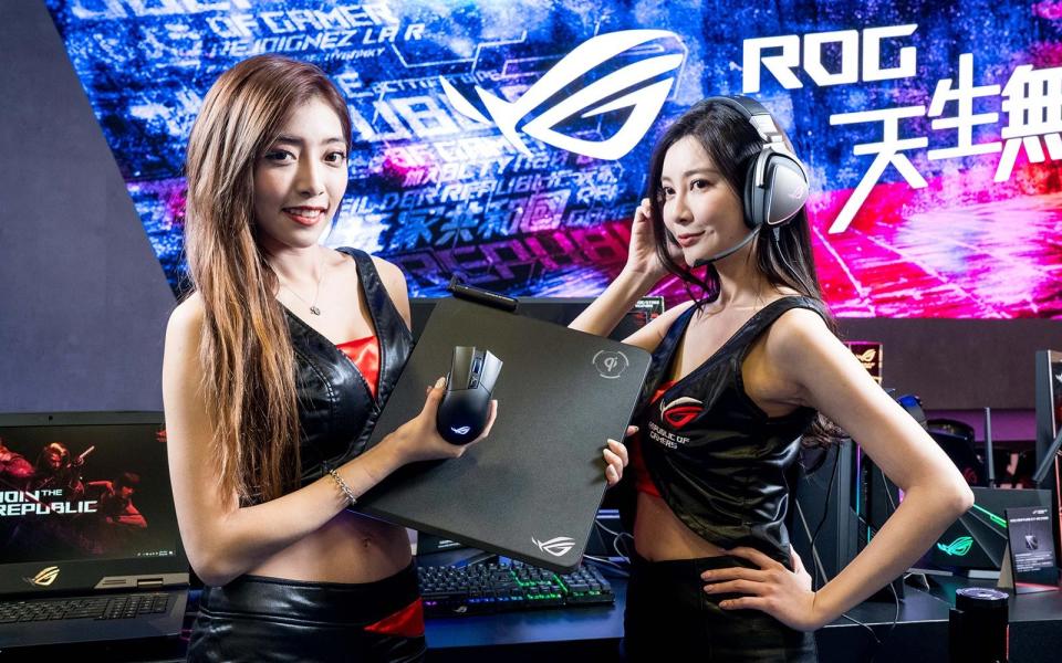 ASUS ROG Gladius II wireless mouse, ROG Balteus Qi mat and ROG Delta Core headphones (Engadget)