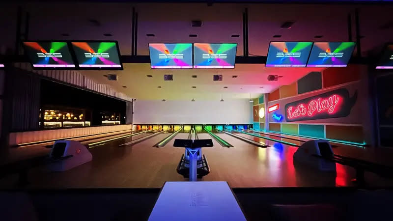 ▲大魯閣新竹巨城館引進國外Hyper Bowling保齡球系統（大魯閣提供）