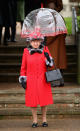 <p>Was könnte besser zu Weihnachten passen als dieser rote Mantel mit passendem Schirm? In dem Look, dem Fellapplikationen am Mantel einen Extrahauch Glamour verpassten, feierte die Queen das Fest 2015. (Bild: Getty Images) </p>