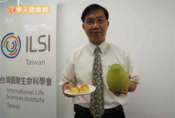 台灣國際生命科學會交流溝通組召集人、國際保健營養學會理事長王進崑提醒，1顆小蛋黃酥熱量等於1飯。