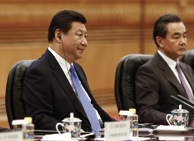 Chinese President Xi Jinping (L) listend during a meeting with Argentinian President Cristina Fernandez. 