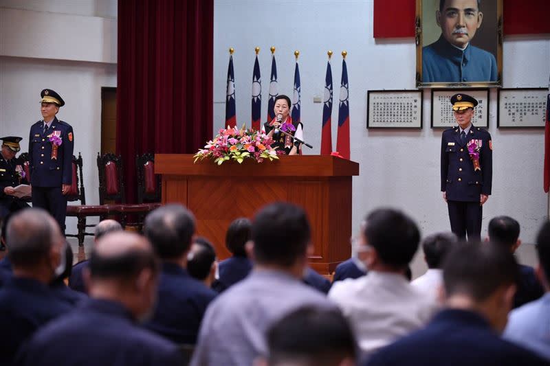 花蓮縣長徐榛蔚在會中介紹新任局長蔡丁賢。（圖／花蓮縣警察局提供）