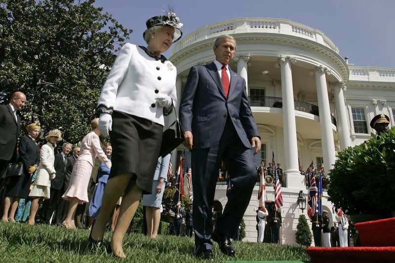 2007年，英國女王與當時的美國總統小布希在白宮聊天。（美聯社）