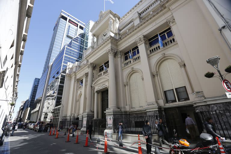 Frente del Banco Central con guardia periodística el día de la renuncia de Nicolas Caputo a la presidencia de la entidad..