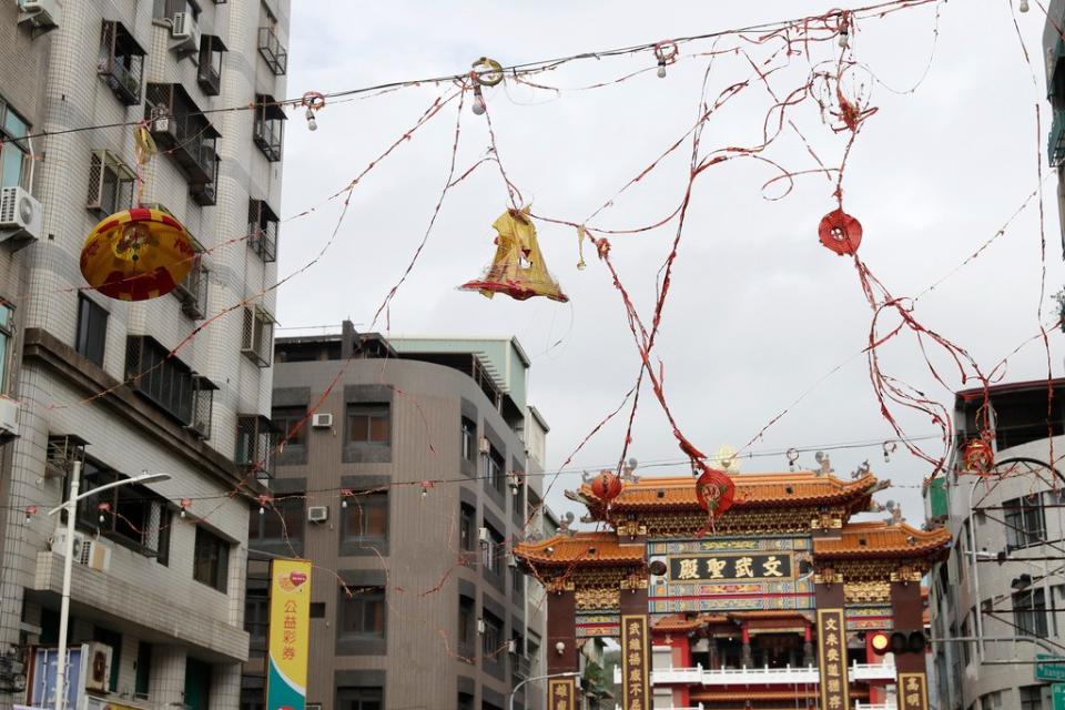 颱風山陀兒昨天（10/3）登陸，強風豪雨襲擊高雄約10小時，強風吹落鐵皮、圍籬、招牌，路樹傾倒或斷枝橫躺道路，民眾今日加緊清理。美聯社