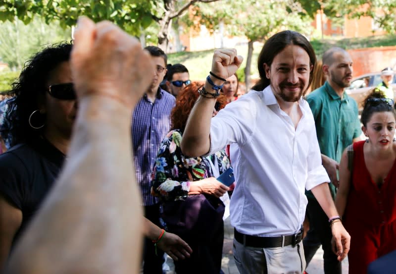 Pablo Iglesias, le dirigeant d'Unidos Podemos, à la sortie d'un bureau de vote à Madrid. La formation anti-austérité devrait enregistrer une progression sensible lors des élections législatives organisées de ce dimanche en Espagne, ce qui serait un nouveau coup porté aux partis traditionnels européens, déjà ébranlés par le choix des Britanniques de quitter l'Union européenne. /Photo prise le 26 juin 2016/REUTERS/Andrea Comas