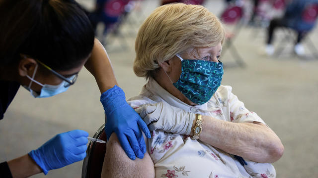 A patient receives their coronavirus disease (COVID-19) vaccine booster during a Pfizer-BioNTech vaccination clinic in Southfield, Michigan, U.S., September 29, 2021. (Emily Elconin/Reuters)