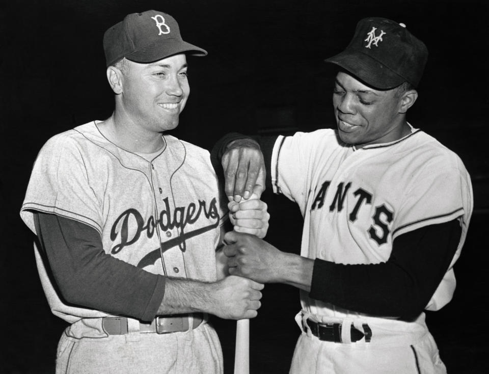 Duke Snider, (izquierda) de los Brooklyn Dodgers, y Willie Mays (derecha) de los San Francisco Giants, conviven antes de un duelo entre equipos rivales. (Foto original via Getty Images)