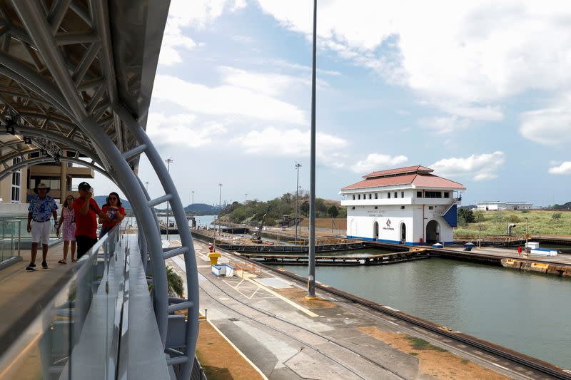 Turistas visitan las esclusas de Agua Clara en el canal de Panamá, en las afueras de Ciudad de Panamá, Panamá