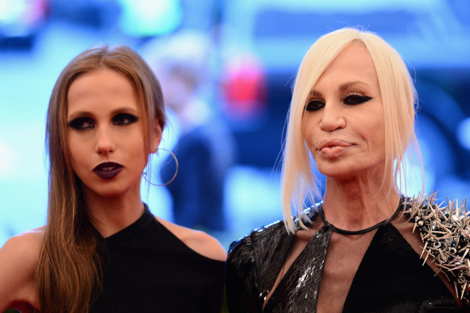 A contribuire con 200mila euro anche Donatella Versace e la figlia Allegra, che su Instagram hanno scritto: "In tempi come questi, è importante essere uniti e sostenerci, e possiamo aiutare tutti coloro che sono in prima linea, a combattere ogni giorno per salvare centinaia di vite. Ecco perché Allegra e io abbiamo deciso di fare una donazione personale di 200.000 euro al dipartimento di terapia intensiva dell'ospedale San Raffaele di Milano". (Photo by Stephen Lovekin/FilmMagic)