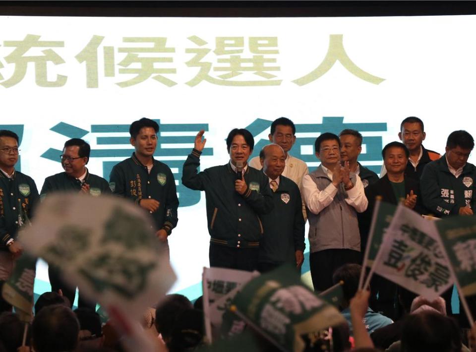 民進黨總統參選人賴清德（前排左四）10日出席桃園三選區民進黨立委參選人彭俊豪（前排左三）後援會成立大會，喊話民眾支持年輕生力軍，為鄉親爭取福利和建設。（蔡明亘攝）