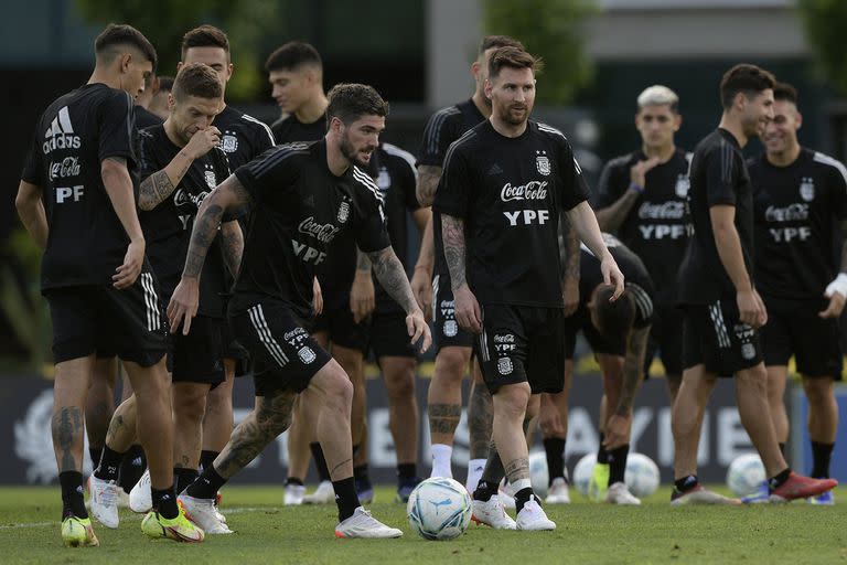 Lionel Messi, Rodrigo de Paul, Joaquín Correa y Alejandro Gómez, durante uno de los ensayos del seleccionado argentino en el predio de Ezeiza