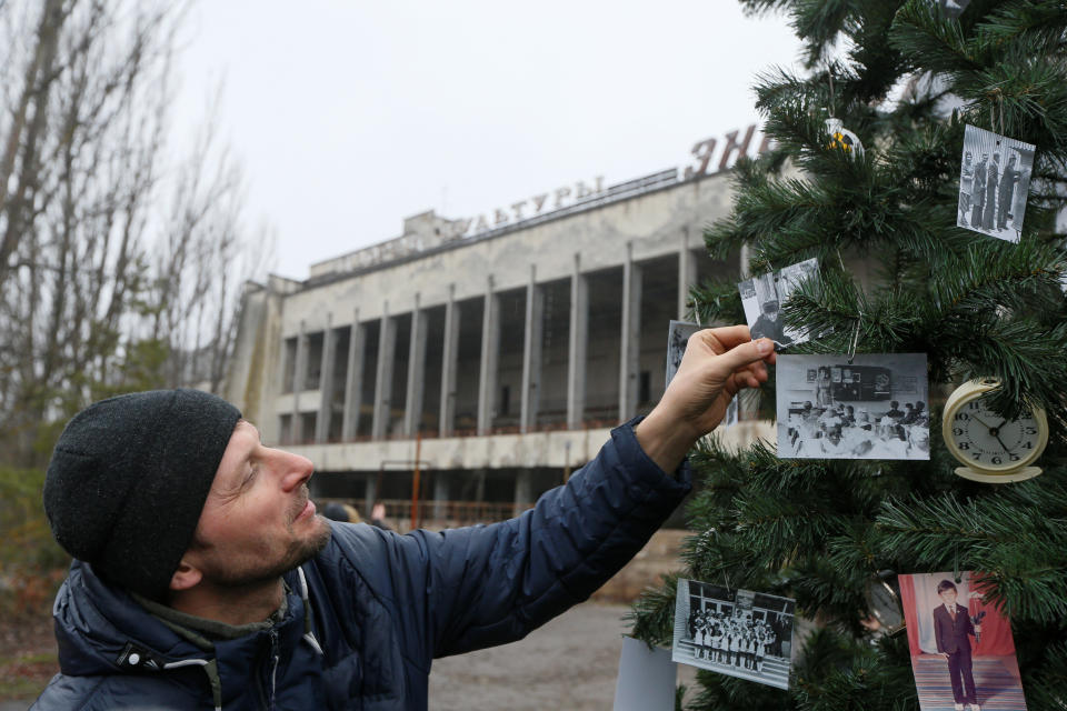 L'albero è stato installato nell'ambito di una campagna voluta dall'Associazione dei tour operator di Chernobyl. Ad addobbarlo sono stati gli ex residenti della cittadina, che hanno portato anche loro decorazioni. (REUTERS/Valentyn Ogirenko)