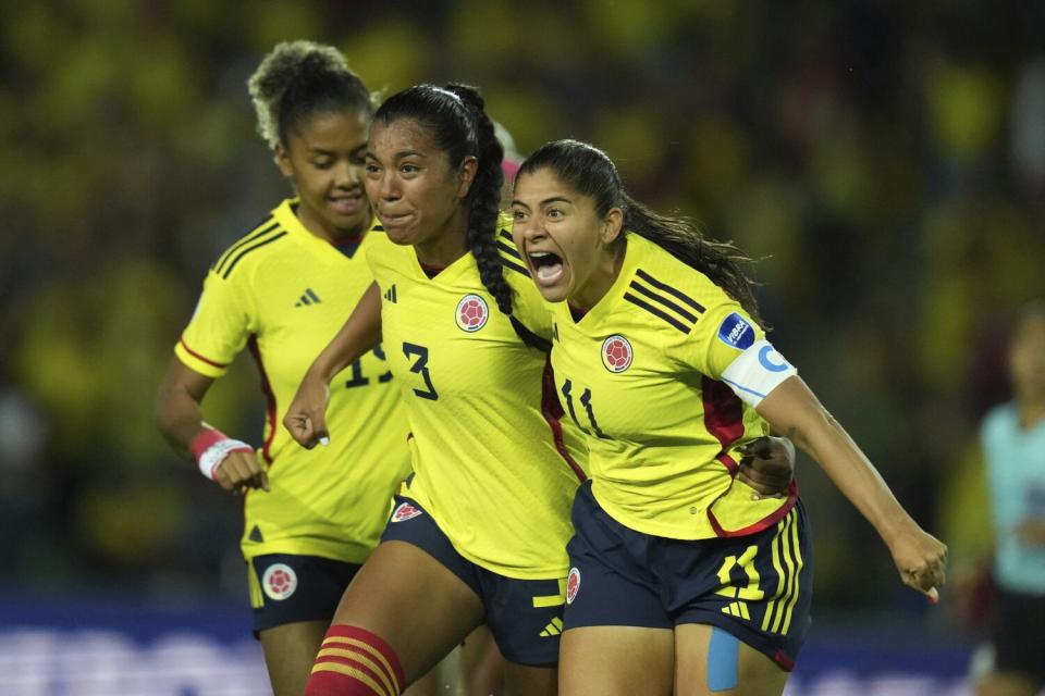 Catalina Usmi de Colombia, a la derecha, celebra con sus compañeras de equipo después de anotar contra Chile.