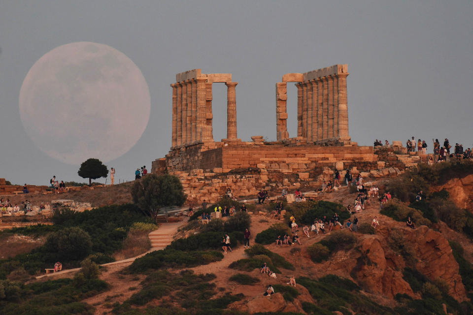 TOPSHOT-GREECE-ASTRONOMY-MOON-ARCHAEOLOGY-TOURISM (Louisa Gouliamaki / AFP via Getty Images)