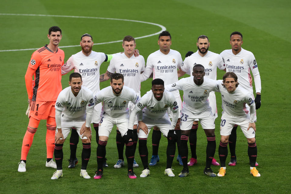 Jugadores del Real Madrid posando para los fotógrafos en dos filas antes de empezar un partido.