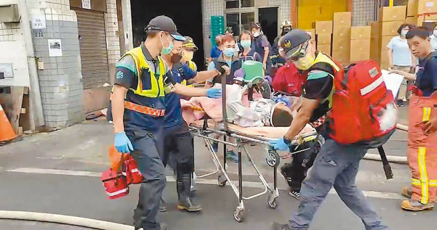 聯華食品彰化廠大火釀7死15輕重傷，消防員救出受困員工。（圖／中國時報孫英哲攝）