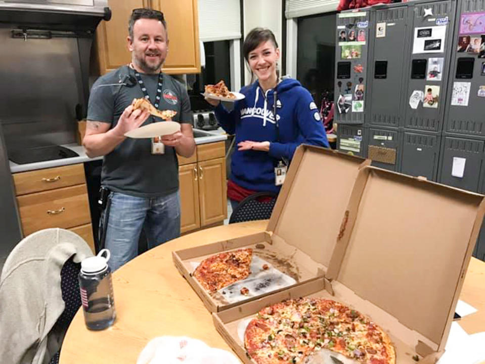 Canadian Air Traffic Controllers Send Pizza to U.S. Workers