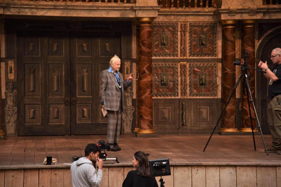 Vivienne Westwood選在在倫敦環球劇場(Shakespeare’s Globe)拍攝影片，劇場的舞台讓演說更加擁有戲劇效果。（Vivienne Westwood提供）