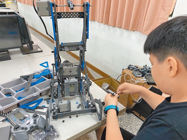 新竹縣十興國小日前參與「VEX IQ Taiwan Open」機器人全國國手選拔賽，獲得不錯的成績。（莊旻靜攝）