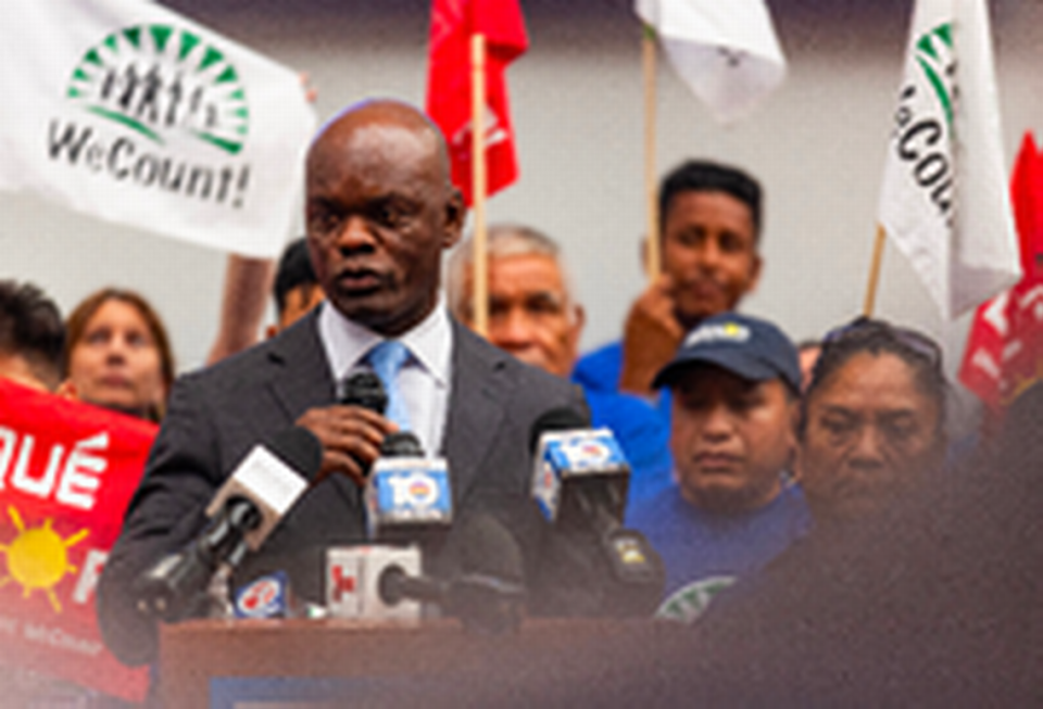 El comisionado de Miami-Dade Kionne McGhee habla durante una conferencia de prensa celebrada por WeCount! en el Centro Gubernamental Stephen P. Clark, el 18 de julio de 2023. McGhee presentó un proyecto de ordenanza que ofrece a los trabajadores al aire libre protecciones en los días calurosos. Lauren Witte lwitte@miamiherald.com