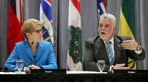 Quebec's Premier Philippe Couillard (R) speaks while Ontario's Premier Kathleen Wynne listens during a news conference after the Quebec Summit On Climate Changes at the Hilton hotel in Quebec City, April 14, 2015. REUTERS/Mathieu Belanger