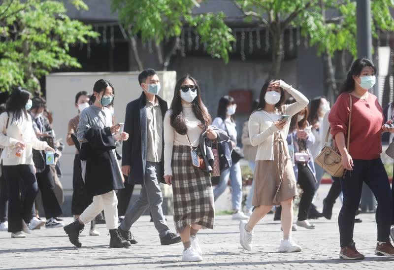 今年多達6個補班日引發民怨，行政院會25日將討論「113年政府行政機關辦公日曆表」報告。官員今天表示，政府聽取民意、蒐集專家意見，應會往補班最少的方向調整。（中央社資料照）