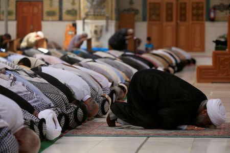 Shi'ite Muslims pray at the Imam Ali shrine in Najaf, Iraq April 3, 2018. REUTERS/Alaa Al-Marjani