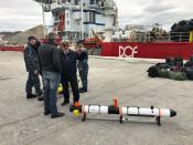 <p>Fotografía del 20 de noviembre de 2017, cedida por la Armada de EE.UU., de funcionarios argentinos mientras discuten los detalles de la operación de búsqueda y rescate por parte de los marineros del Comando de Rescate Submarino (URC), en el puerto patagónico de Comodoro Rivadavia, sur de Argentina. La URC, la única unidad de rescate submarino de la Marina de los EE. UU., se moviliza para apoyar los esfuerzos de búsqueda y rescate del gobierno argentino del submarino diesel-eléctrico ARA San Juan luego de desaparecer a unos 430 km de la costa argentina con una tripulación de 44 personas. EPA / ARMADA DE EE.UU </p>