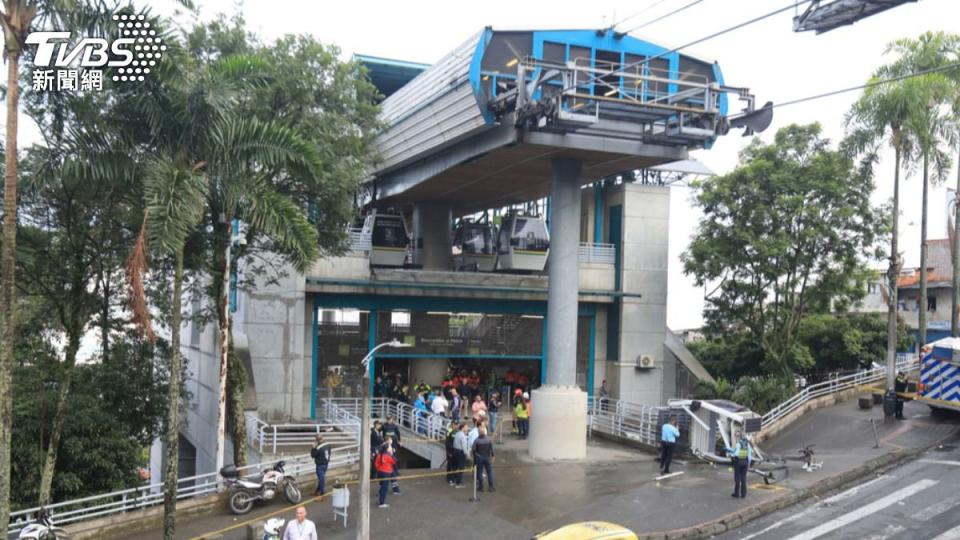 這起事故也導致纜車系統停擺，有數十名乘客被困在2站之間的車廂中。（圖／達志影像美聯社）