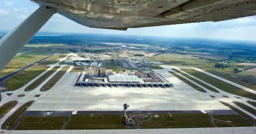 Der geplante Großflughafen Berlin-Brandenburg (BER) soll 20.000 einzelne Mängel haben. Wie die "Bild am Sonntag" unter Berufung auf Aufsichtsratskreise berichtete, umfasst diese Zahl alles "von der Rauchgasanlage bis zur kaputten Fliese". (Archivbild)