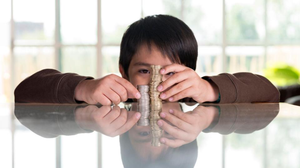 Un niño juega con unas monedas